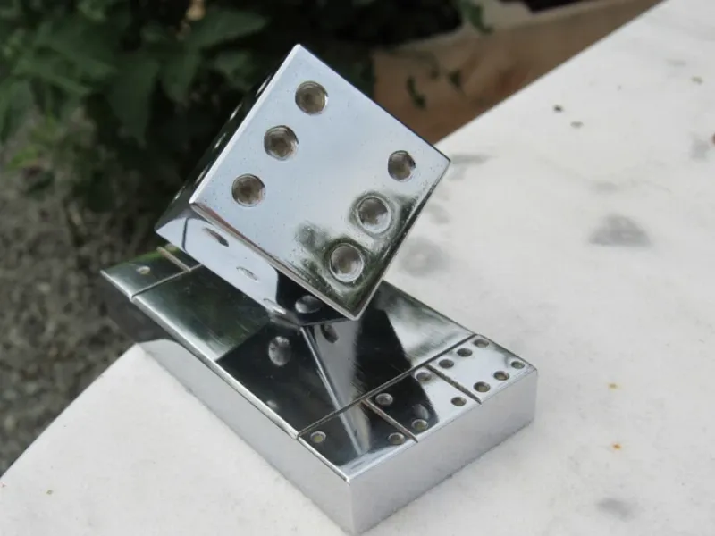 Détail d’une panthère de Rochard sculpteur animalier, bronze art, capturant texture et regard